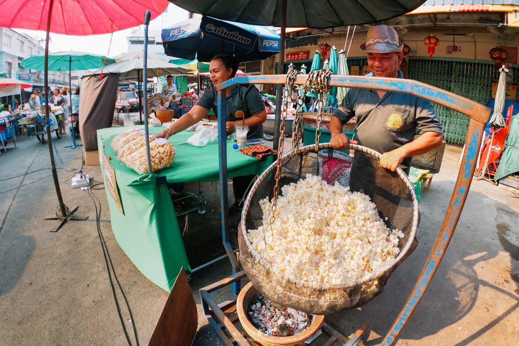 ตลาดวิเศษชัยชาญ หรือ ตลาดศาลเจ้าโรงทอง อ่างทอง